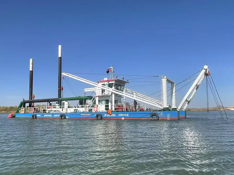 カッター吸引浚渫船 - 効率的に岩石を砕き、沈泥を除去するための強力なツールです。